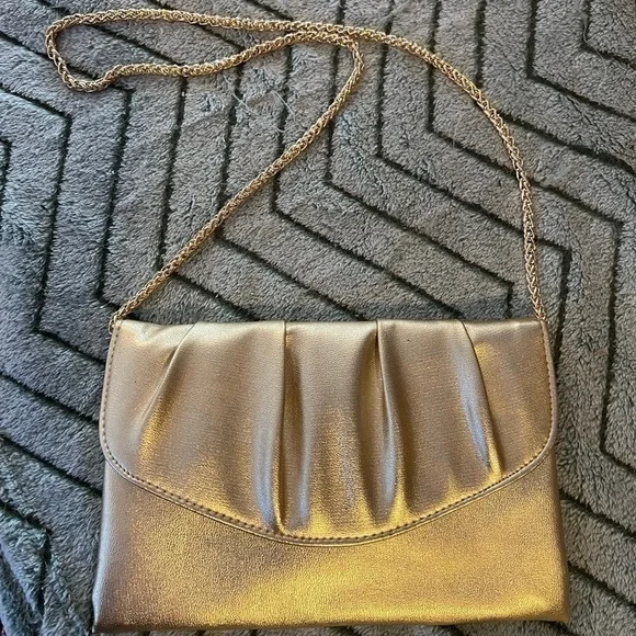 GOLD CLUTCH 6“ x 9“ x .05“ - Picture 6 of 11